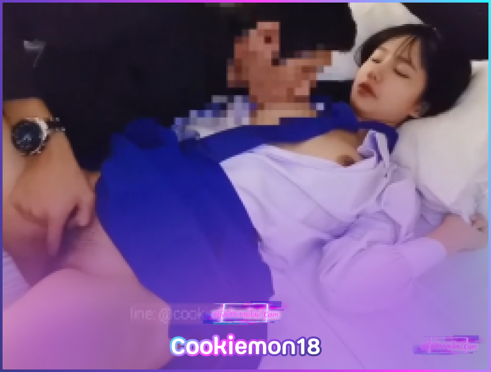 ดูคลิปโป๊คนไทยน้องคุกกี้ Cookiemon18 สาวหน้าหมวยสายเย็ดคาชุดวัยเรียน มานอนให้หนุ่มจกหีดูดหัวนมจนเสียว xnxx แล้วโดนกระเด้าหีเย็ดเบาๆน้ำแตกฟินๆพร้อมเสียงคราง